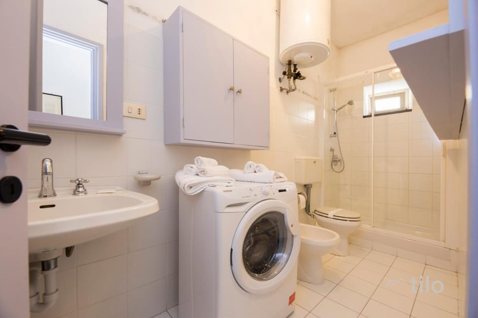 Shower, Bathroom, Bath, towels, washing machine, dryer