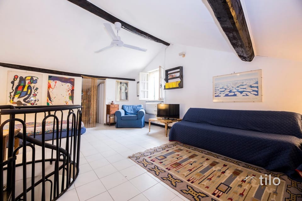 Bed, TV and multimedia, Living room, Photo of the whole room, Seating area, Dining area, Bedroom, fireplace