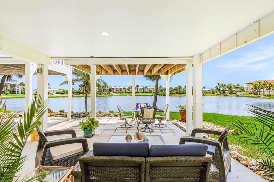Stunning View and Near the Beach - Bayou Breeze - Roelens House in Estero Island