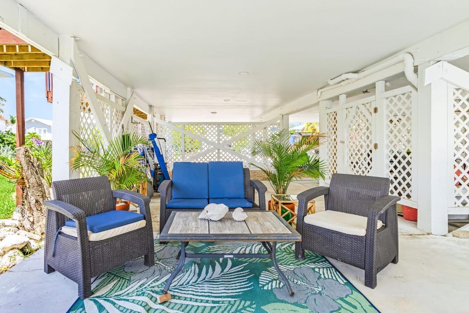 Stunning View and Near the Beach - Bayou Breeze - Roelens House in Estero Island