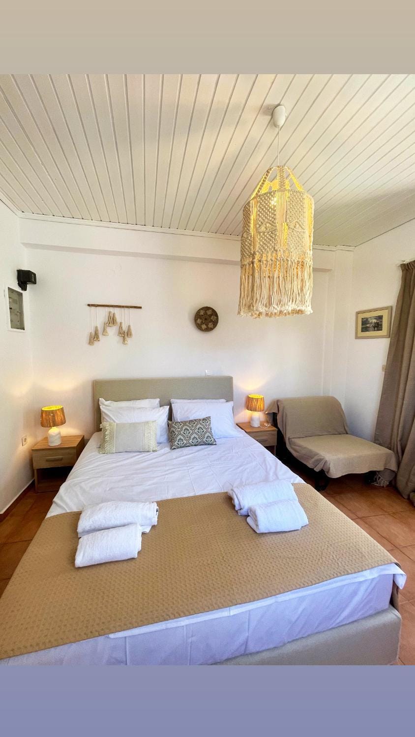 Bed, Photo of the whole room, Bedroom, towels