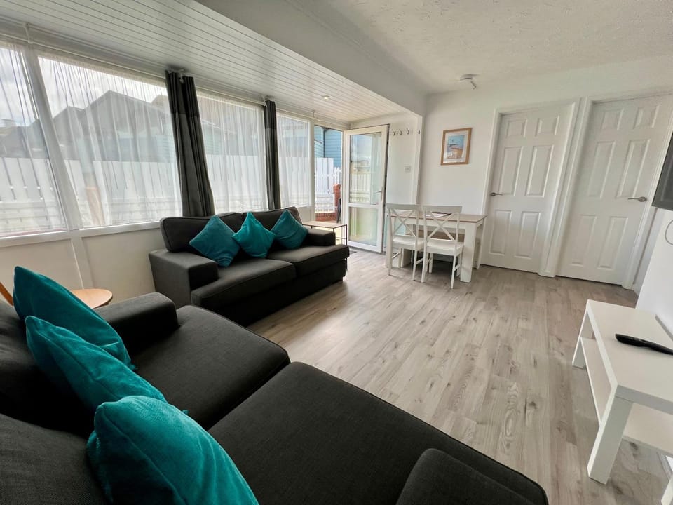 Beach Cottage 44, Just Minutes Walk From The Sea Chalet in Westward Ho