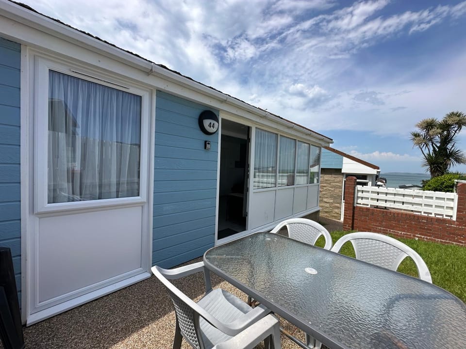 2-Bedroom Holiday Chalet Near Beach & Coastal Paths in Westward Ho! Chalet in Westward Ho