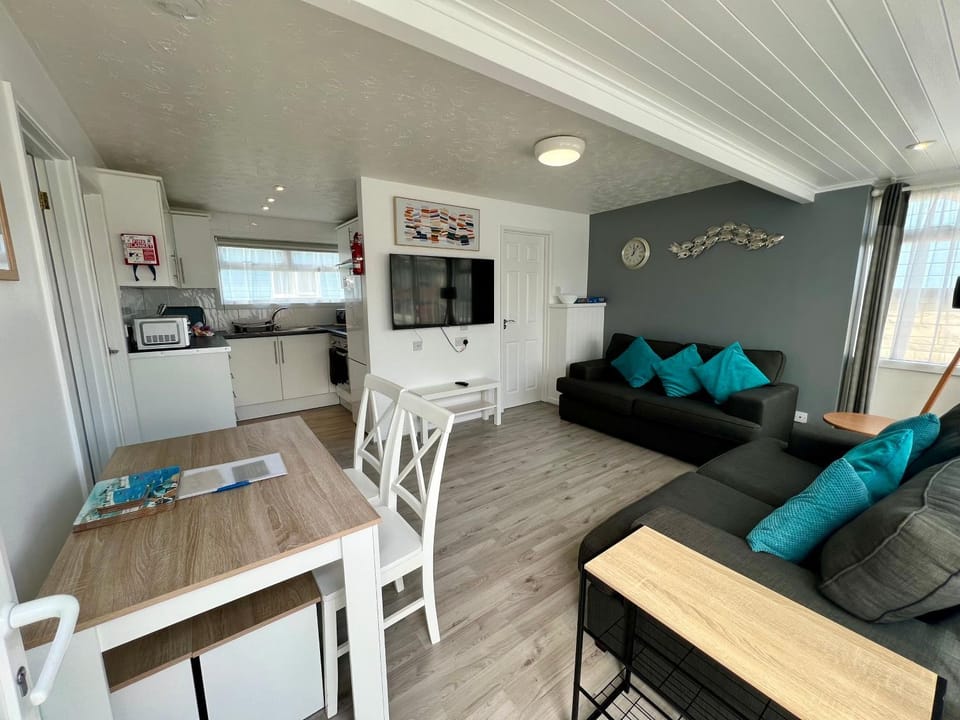 Beach Cottage 44, Just Minutes Walk From The Sea Chalet in Westward Ho