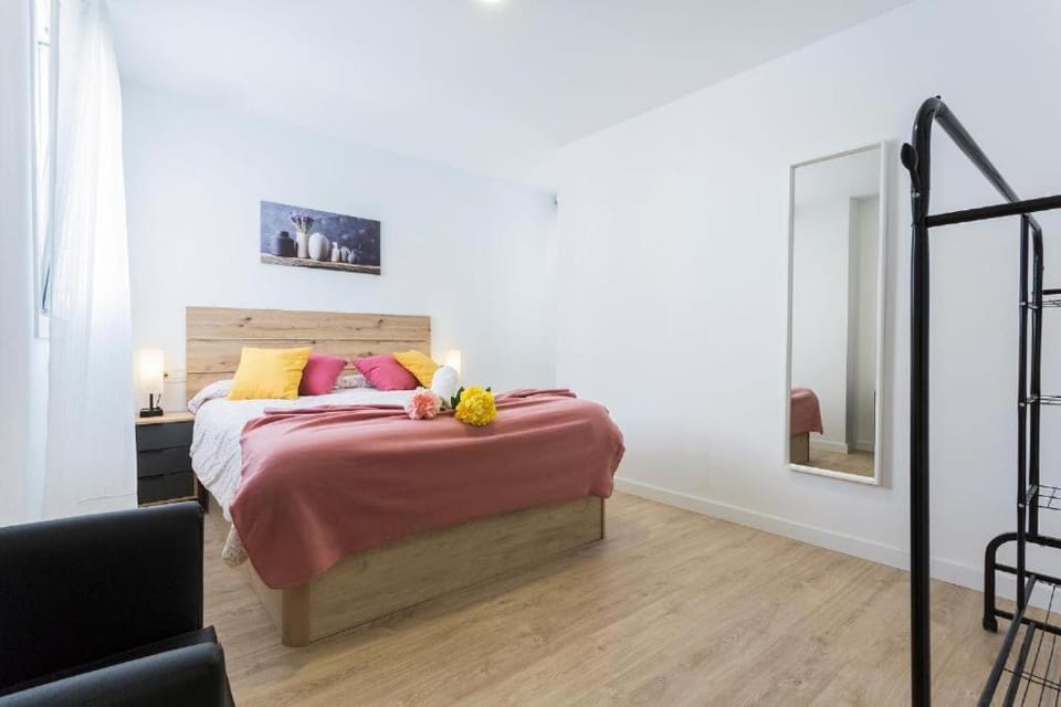Bed, Photo of the whole room, Bedroom