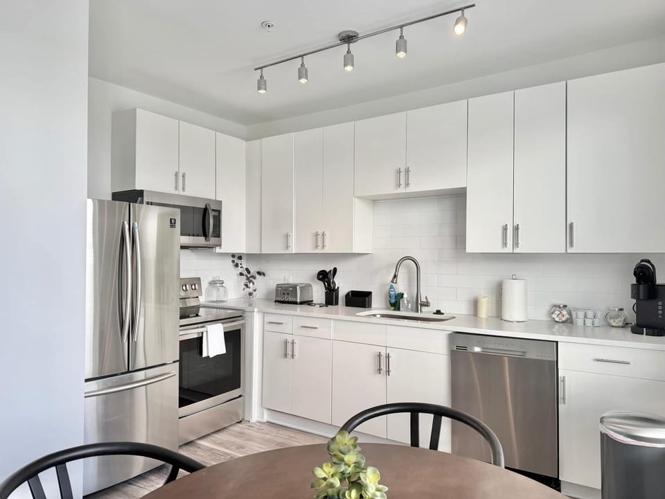Coffee/tea facilities, Kitchen or kitchenette, dishwasher, oven, stove, toaster