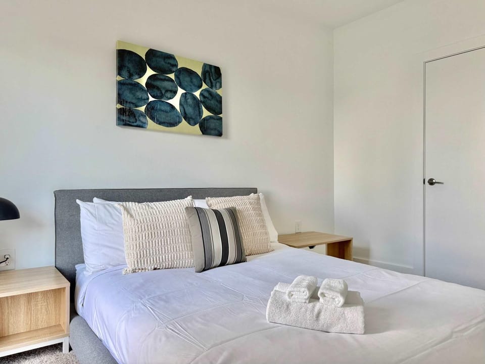 Bed, Photo of the whole room, Bedroom, towels