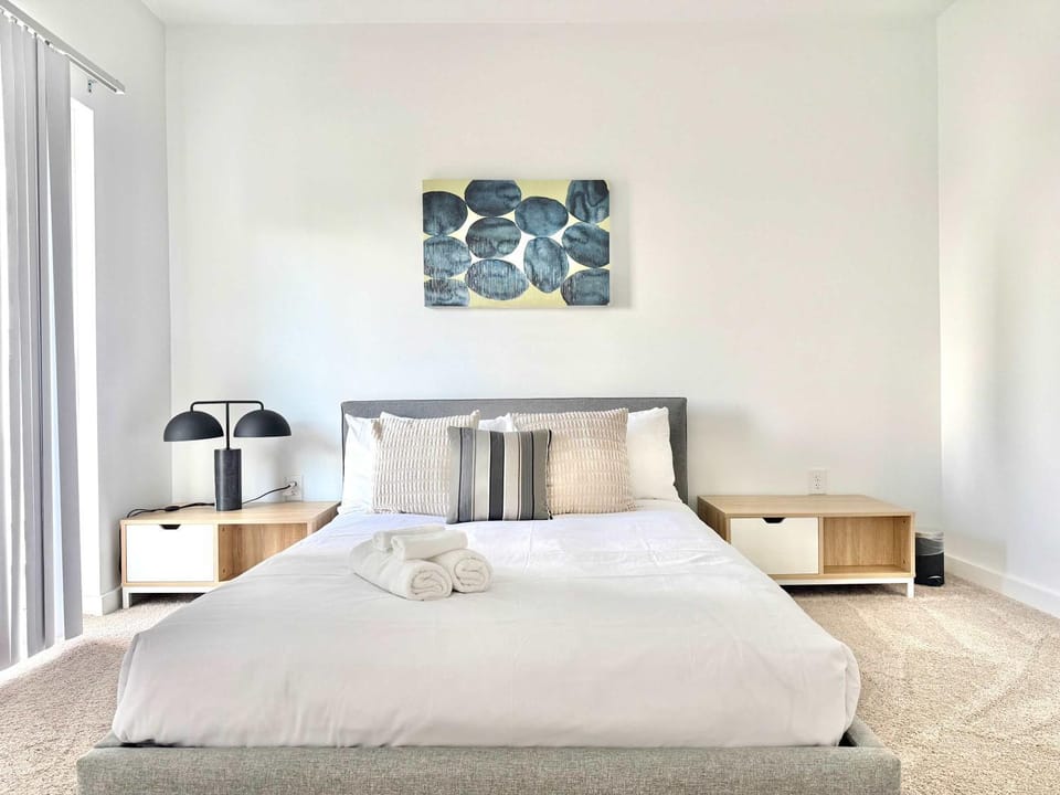 Bed, Photo of the whole room, Bedroom, towels