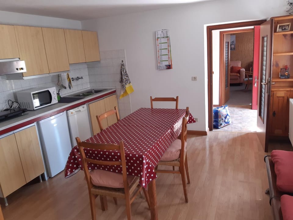 Kitchen or kitchenette, Dining area, dishwasher