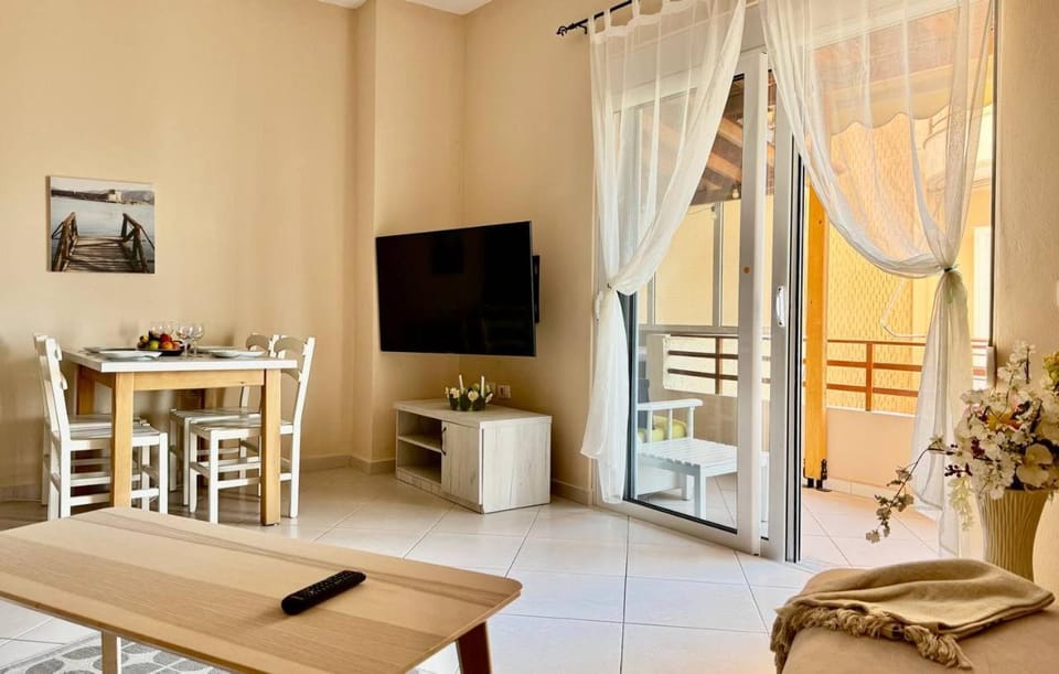 Communal lounge/ TV room, TV and multimedia, Living room, Photo of the whole room, Seating area, Dining area
