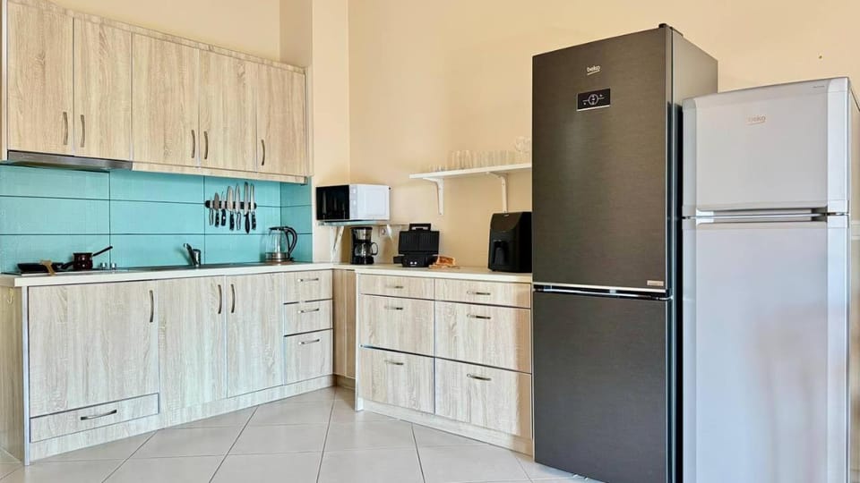 Coffee/tea facilities, Kitchen or kitchenette, microwave, stove, toaster