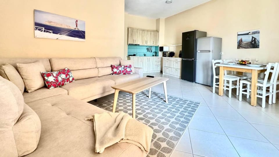 Kitchen or kitchenette, Living room, Seating area, Dining area, stove