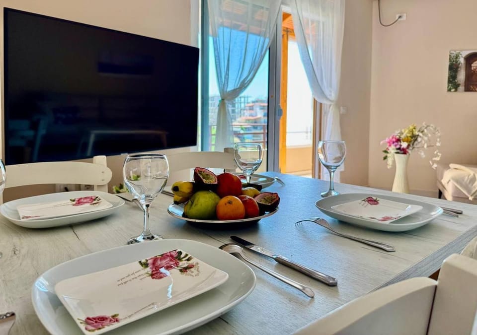 Communal lounge/ TV room, TV and multimedia, Food and drinks, Dining area, Food