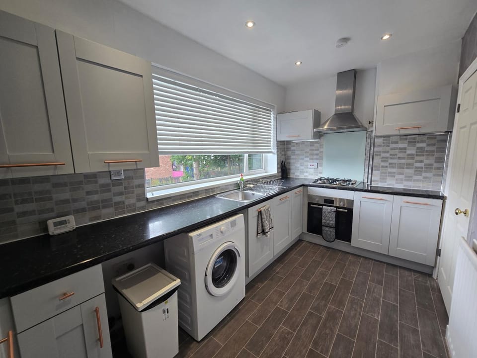Kitchen or kitchenette, heating, internet, microwave, stove, washing machine