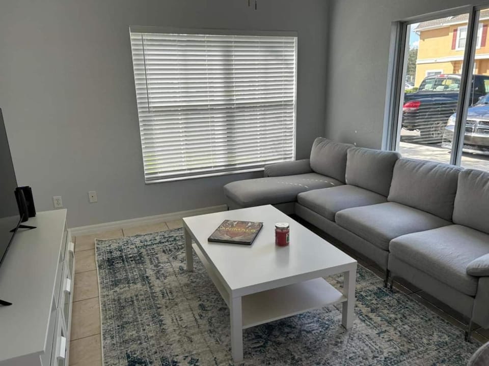 Renovated 4 bed3 bath Townhome near Disney House in Kissimmee