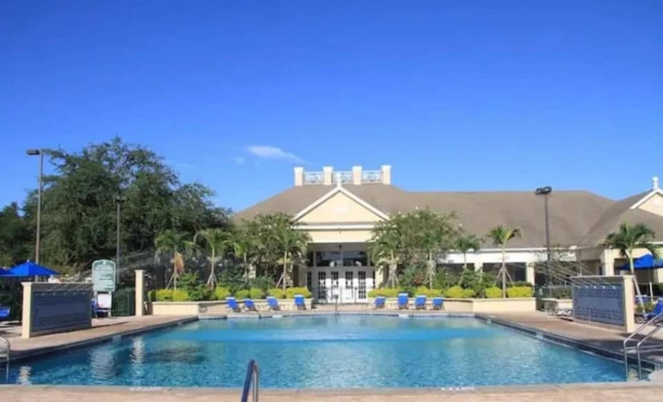 Renovated 4 bed3 bath Townhome near Disney House in Kissimmee