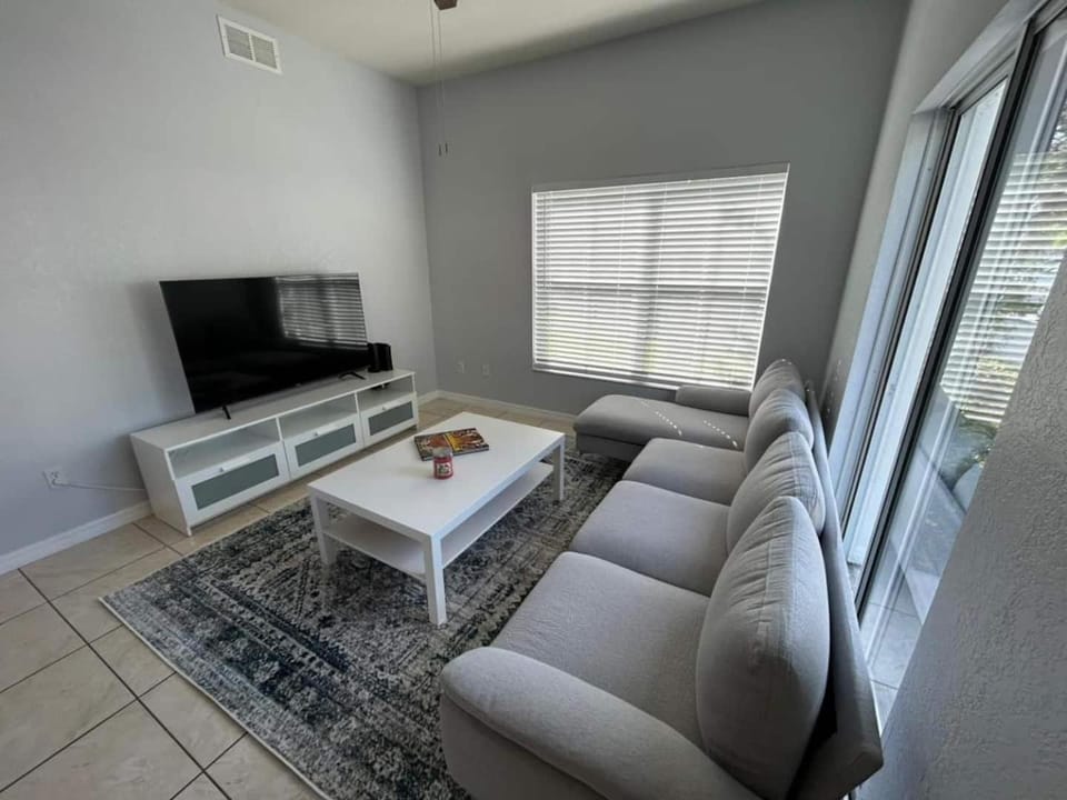 Renovated 4 bed3 bath Townhome near Disney House in Kissimmee