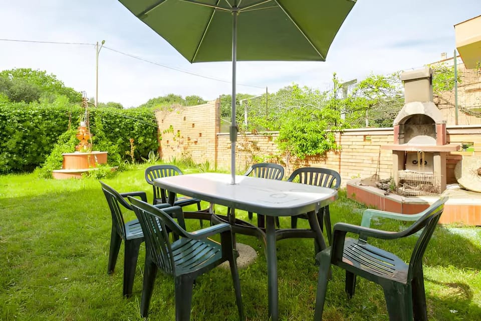 Property building, Garden, Dining area