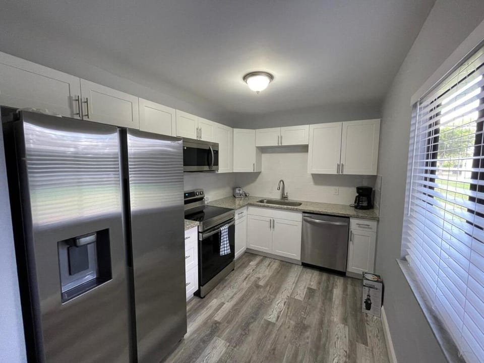 Kitchen or kitchenette, dishwasher