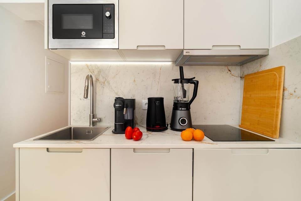Coffee/tea facilities, Kitchen or kitchenette, microwave, stove