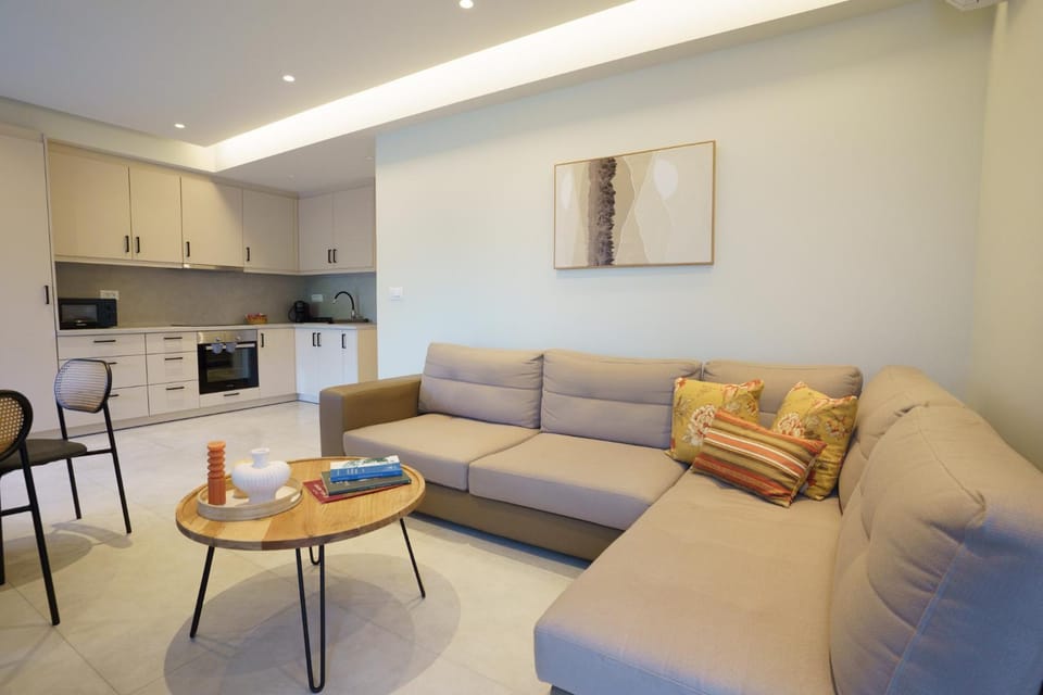 Kitchen or kitchenette, Living room, Seating area, Dining area, oven