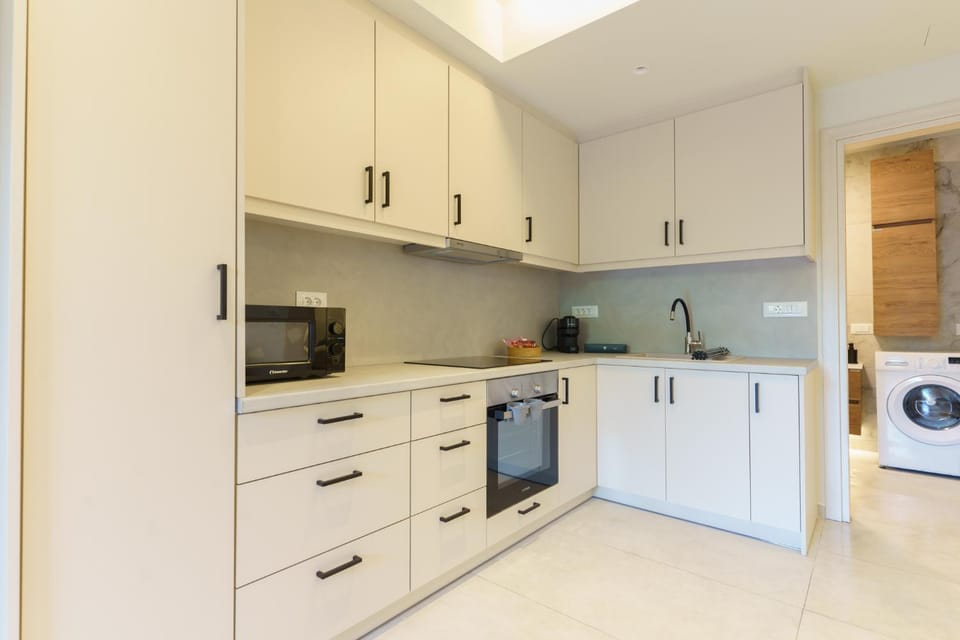 Coffee/tea facilities, Kitchen or kitchenette, oven, stove, toaster, washing machine