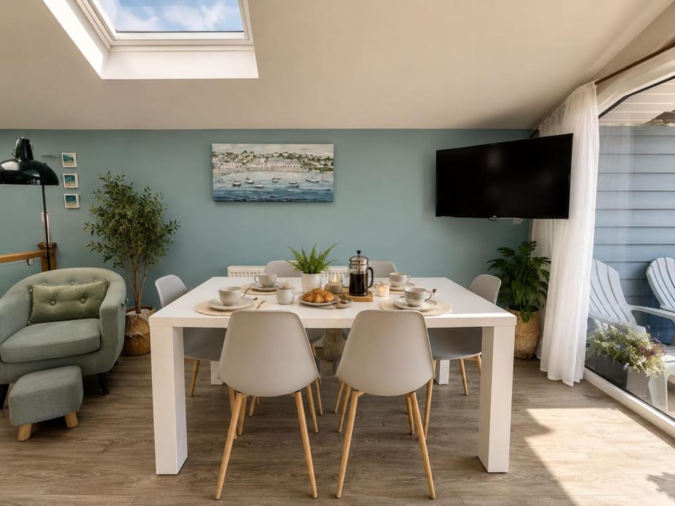Pet-Friendly 3-Bed Home with Balcony - Walk to Beach & Golf Apartment in Westward Ho