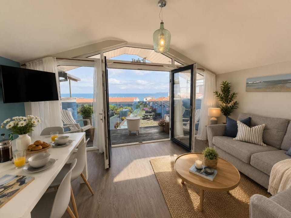 Pet-Friendly 3-Bed Home with Balcony - Walk to Beach & Golf Apartment in Westward Ho