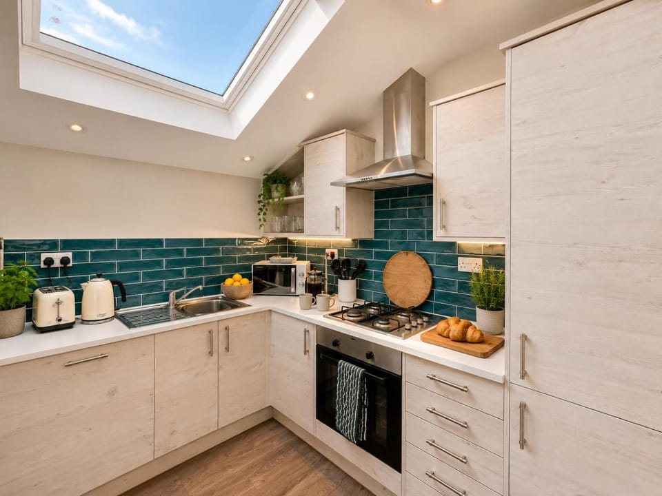 Pet-Friendly 3-Bed Home with Balcony - Walk to Beach & Golf Apartment in Westward Ho