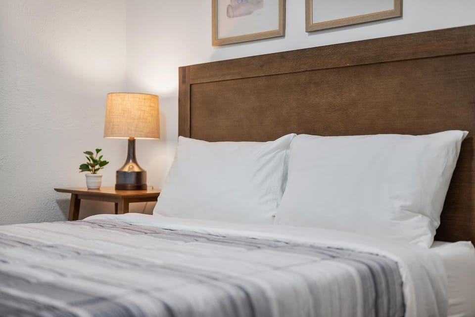 Bloomfield Pittsburgh B Stylish and Cozy Private Bedroom, Shared Bathroom, with Free Parking Vacation rental in Pittsburgh