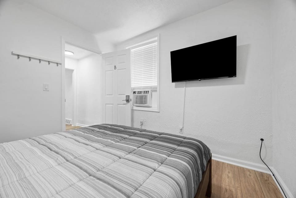 Bloomfield Pittsburgh B Stylish and Cozy Private Bedroom, Shared Bathroom, with Free Parking Vacation rental in Pittsburgh