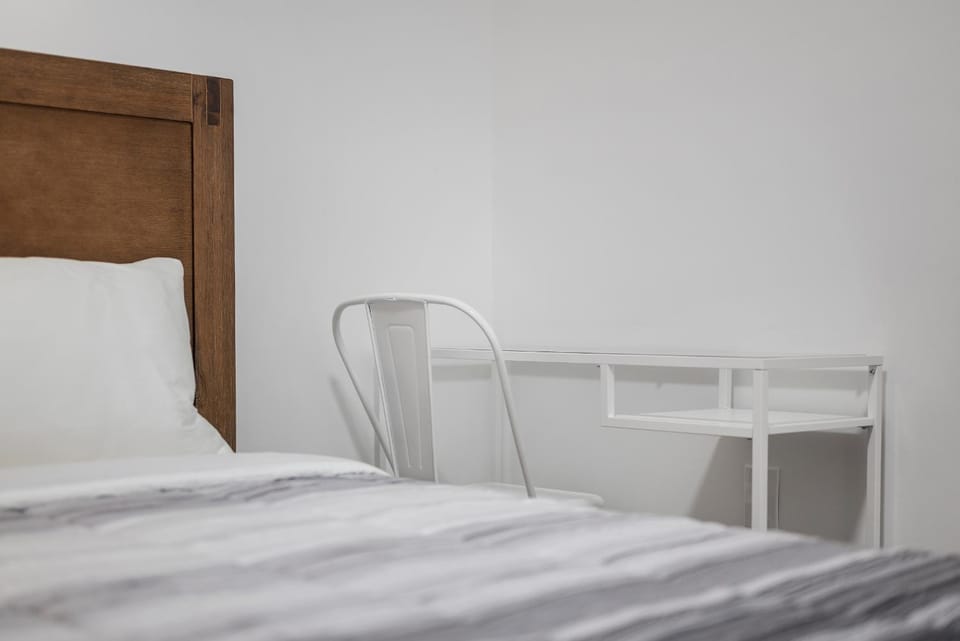 Bloomfield Pittsburgh B Stylish and Cozy Private Bedroom, Shared Bathroom, with Free Parking Vacation rental in Pittsburgh
