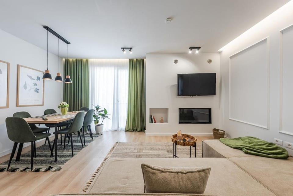 TV and multimedia, Living room, Seating area, Dining area