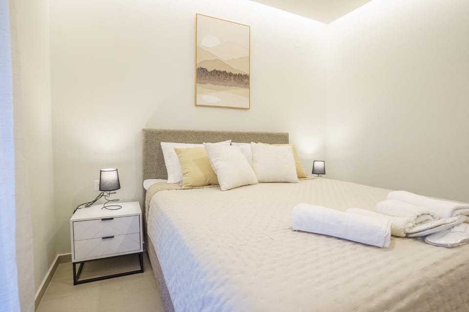 Bed, Photo of the whole room, Bedroom, towels