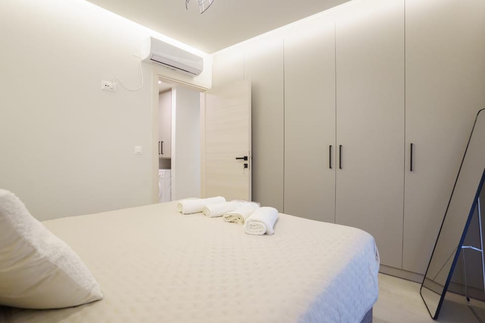 Bed, Photo of the whole room, Bedroom, towels, wardrobe, air conditioner