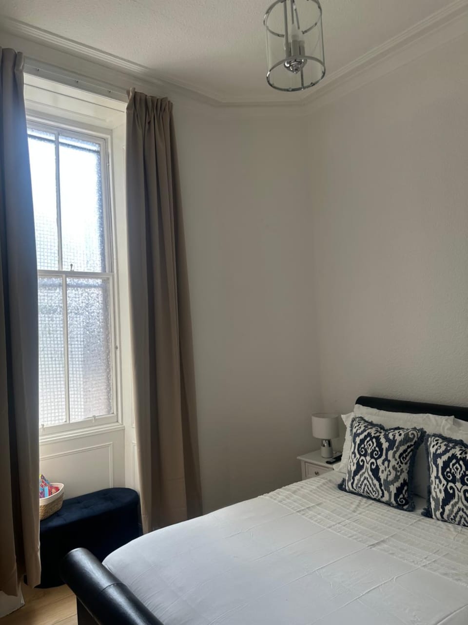 Edinburgh City Centre Double Room w shared bathroom Bed and Breakfast in Edinburgh