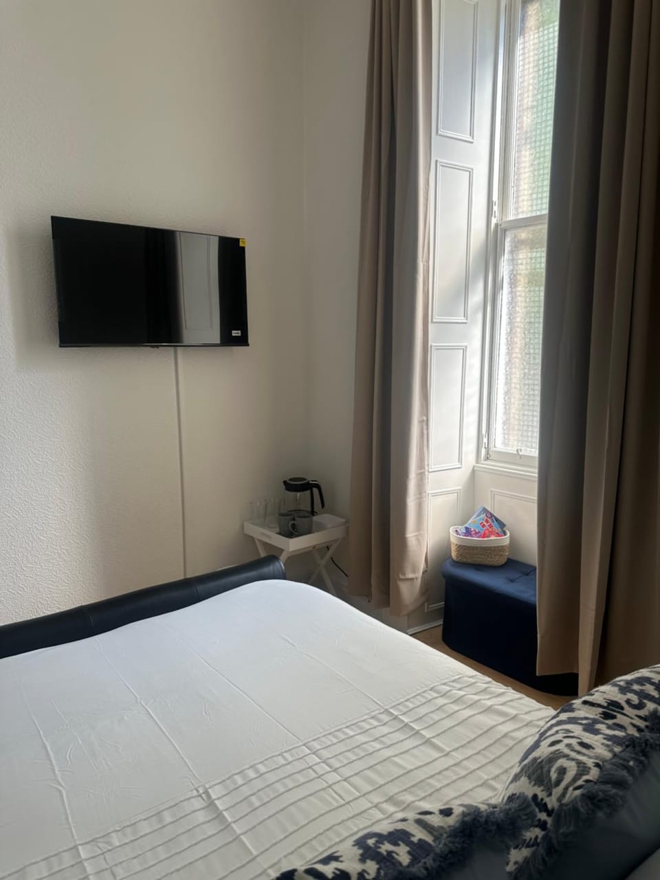 Edinburgh City Centre Double Room w shared bathroom Bed and Breakfast in Edinburgh