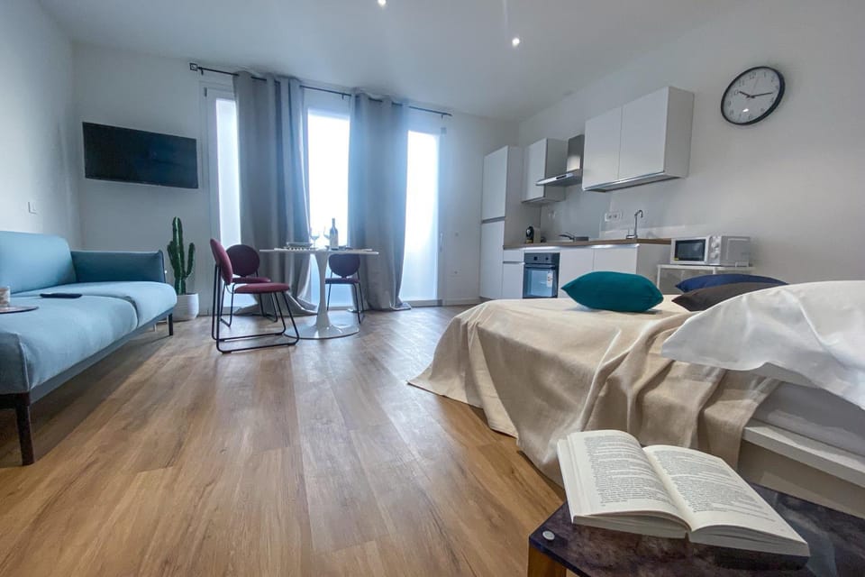 Bed, Living room
