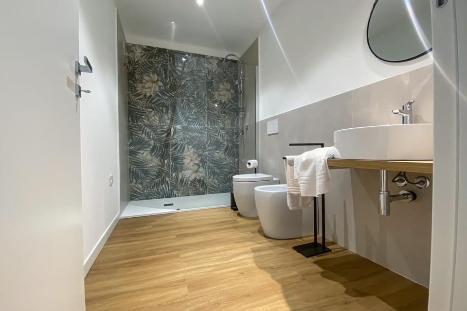 Shower, Toilet, Bathroom, towels