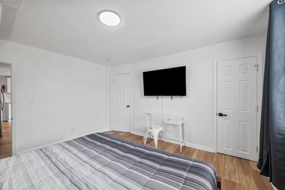 Bloomfield Pittsburgh C Stylish and Cozy Private Bedroom, Shared Bathroom, with Free Parking Vacation rental in Pittsburgh