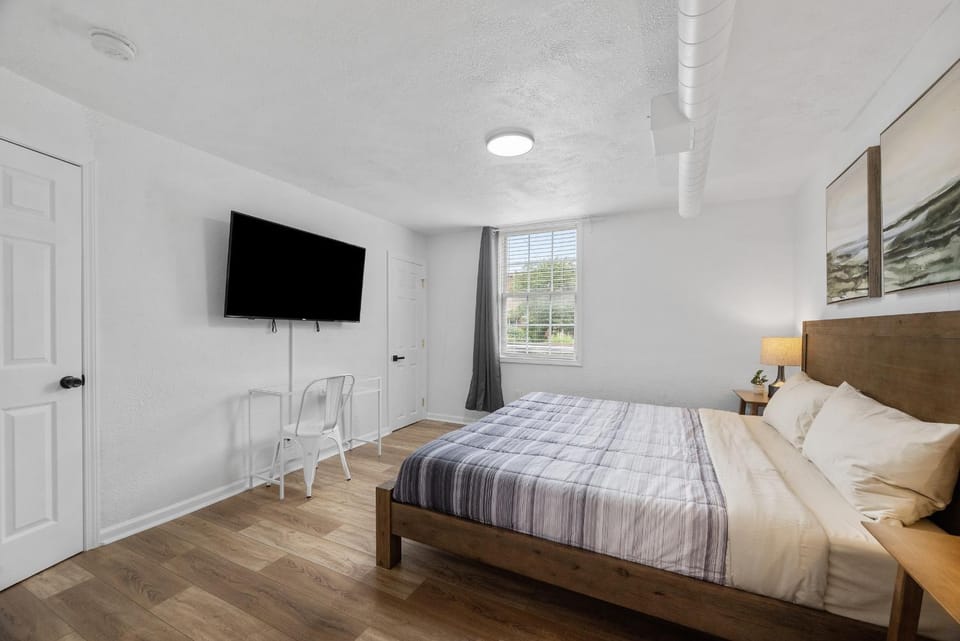 Bloomfield Pittsburgh C Stylish and Cozy Private Bedroom, Shared Bathroom, with Free Parking Vacation rental in Pittsburgh