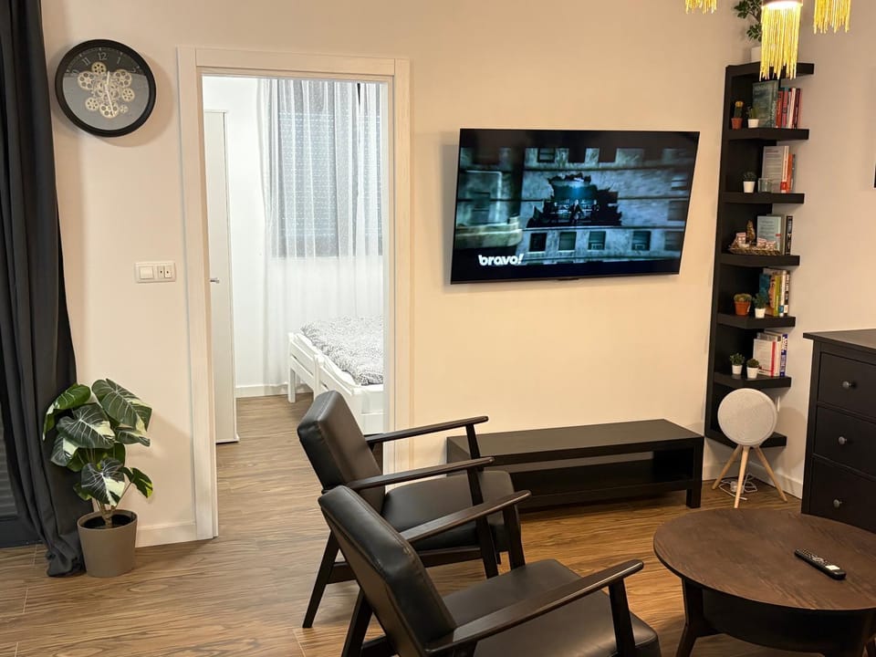 Communal lounge/ TV room, Library, TV and multimedia, Living room, Seating area, Evening entertainment