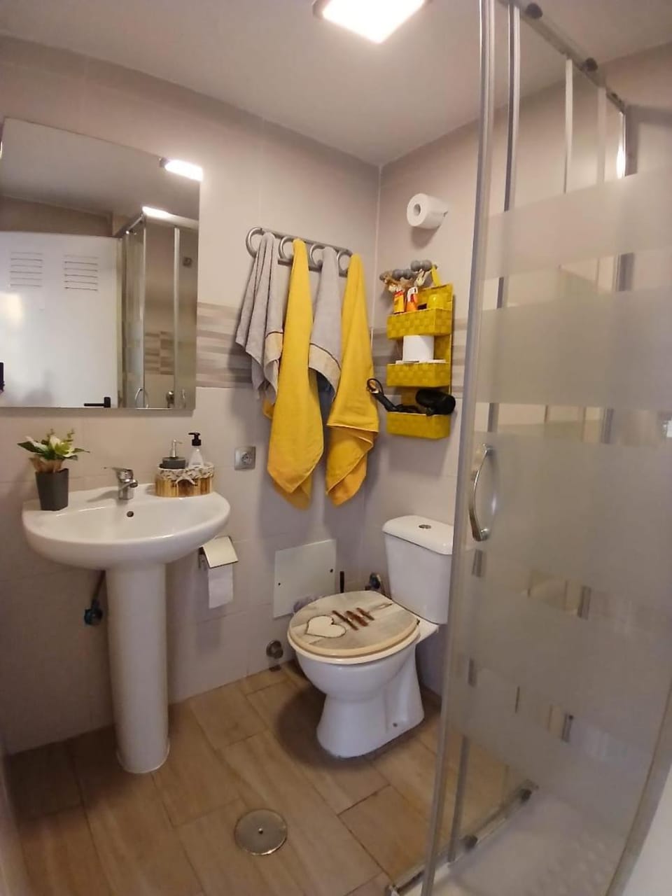 Shower, Toilet, Bathroom, bidet, towels