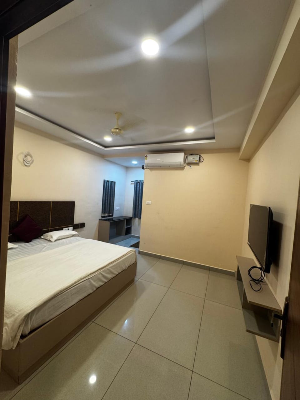 Bed, Photo of the whole room, Bedroom, air conditioner