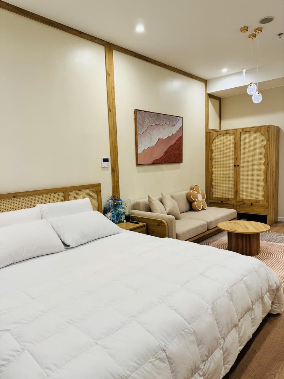 Bed, Seating area, Bedroom