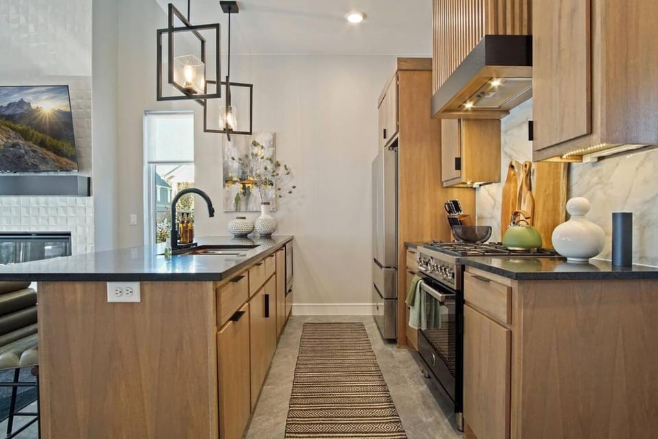 ONYX The Lark Stylish & Serene Edmond Oasis House in Edmond