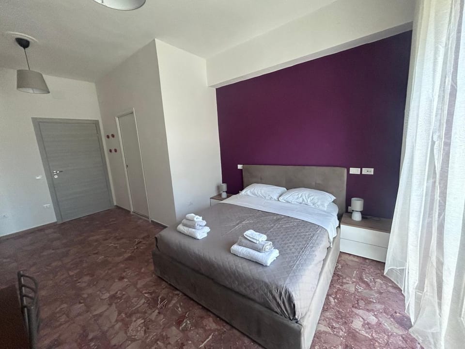 Bedroom, towels