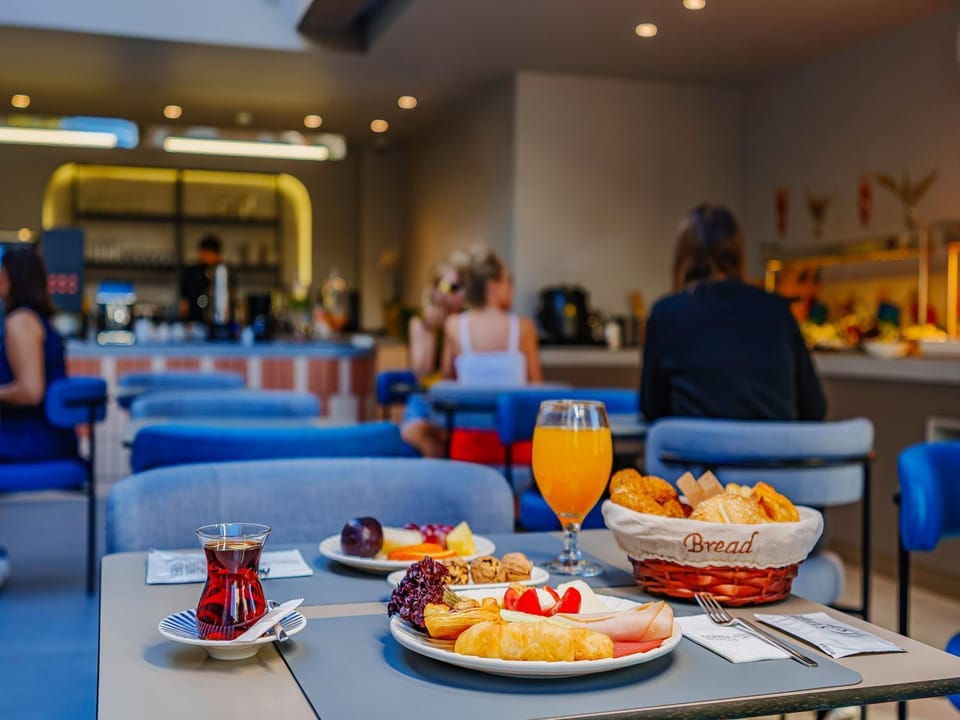 Restaurant/places to eat, Buffet breakfast