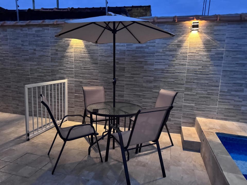 Casa com piscina garagem para 4 carros House in Itanhaém
