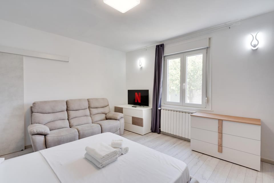 Bed, TV and multimedia, Photo of the whole room, Evening entertainment, Bedroom
